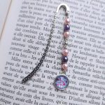 Marque page fait main avec perles roses et violettes