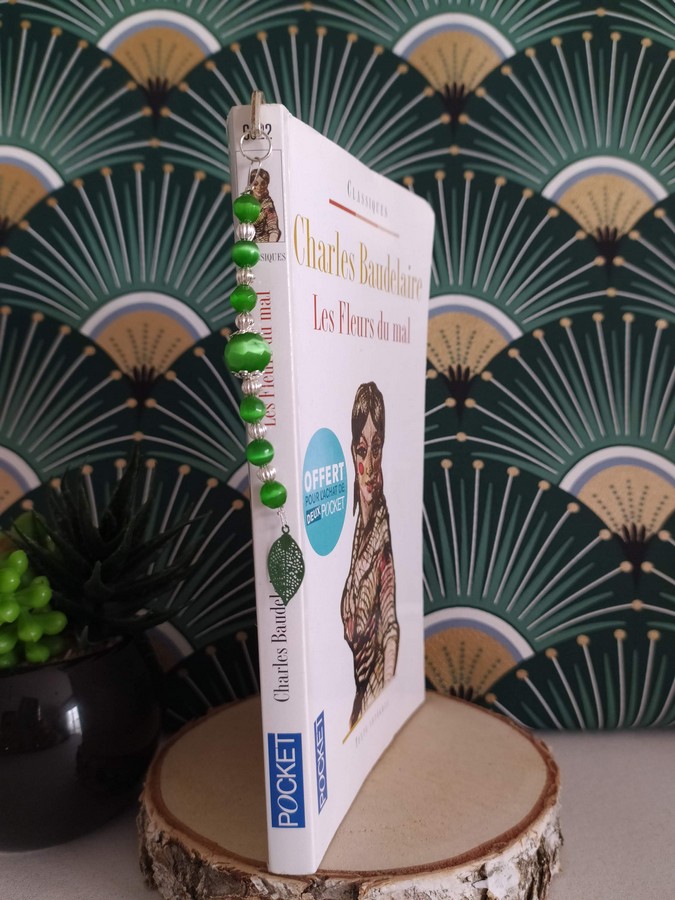 Marque page avc perle et feuille verte 4 Marque pages argenté avec des perles de couleur verte