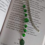 Marque pages argenté avec des perles de couleur verte
