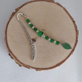 Marque pages argenté avec des perles de couleur verte
