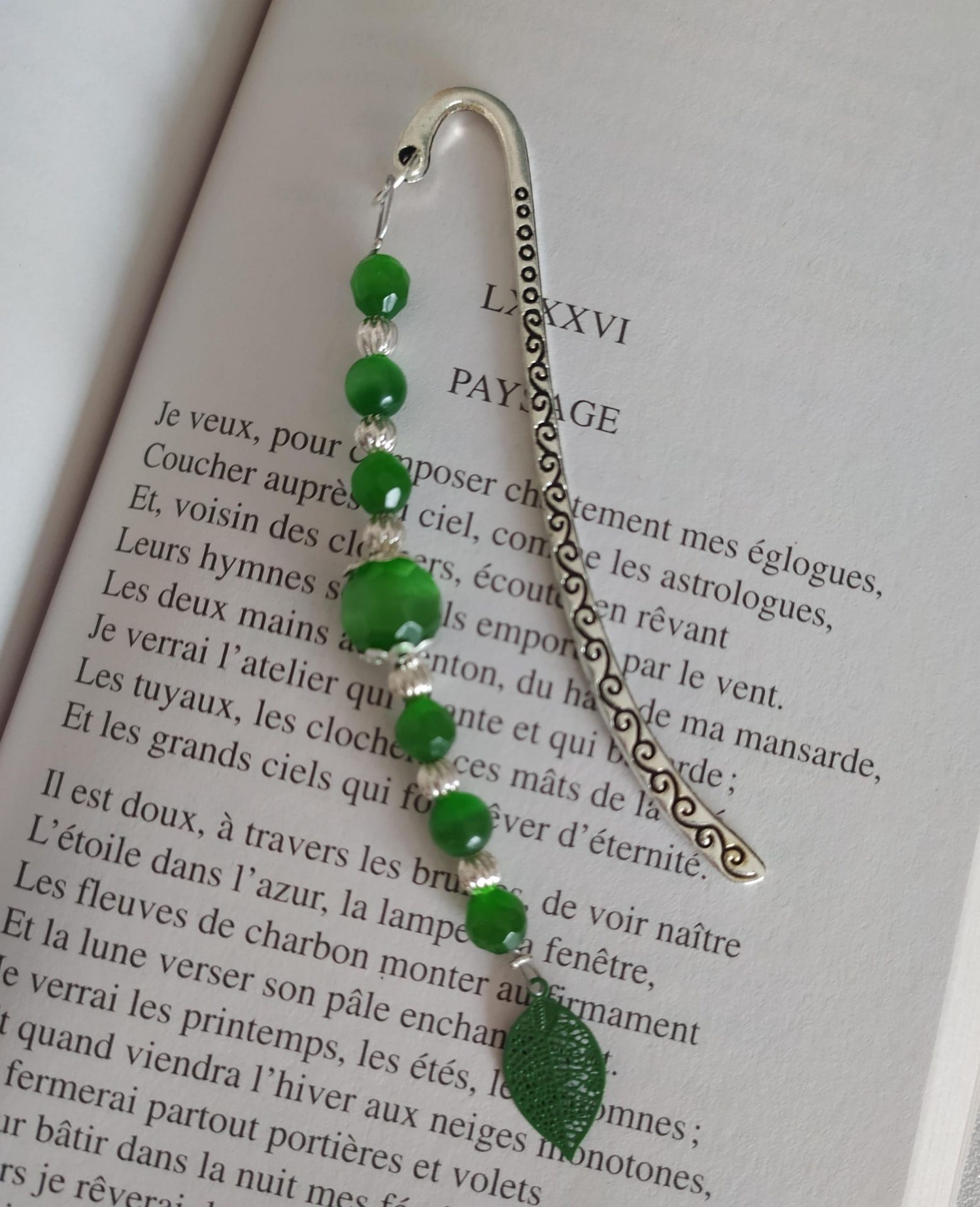 Marque page avc perle et feuille verte Marque page perles verte et feuille verte
