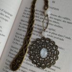 Marque page en laiton de couleur bronze, perles écrues et une estampe rosace