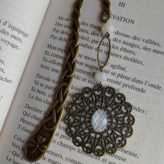 Marque page en laiton de couleur bronze, perles écrues et une estampe rosace