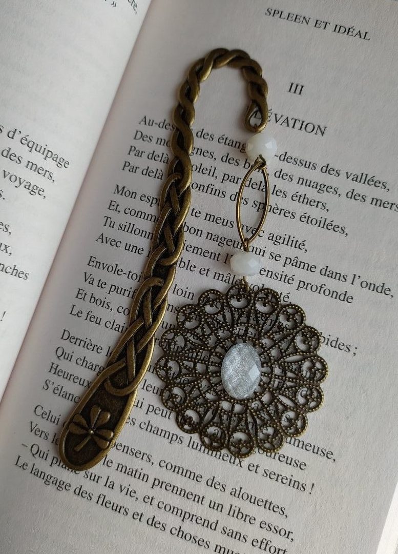 Marque page estampe bronze cabochon et perle écru 2 Marque page en laiton de couleur bronze, perles écrues et une estampe rosace