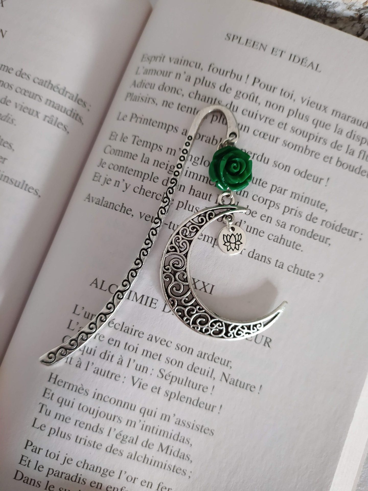 Marque page lune rose verte et lotus 3 Marque page lune avec rose et fleur de lotus
