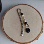 Marque page perle noir et écru avec cabochon noir 1