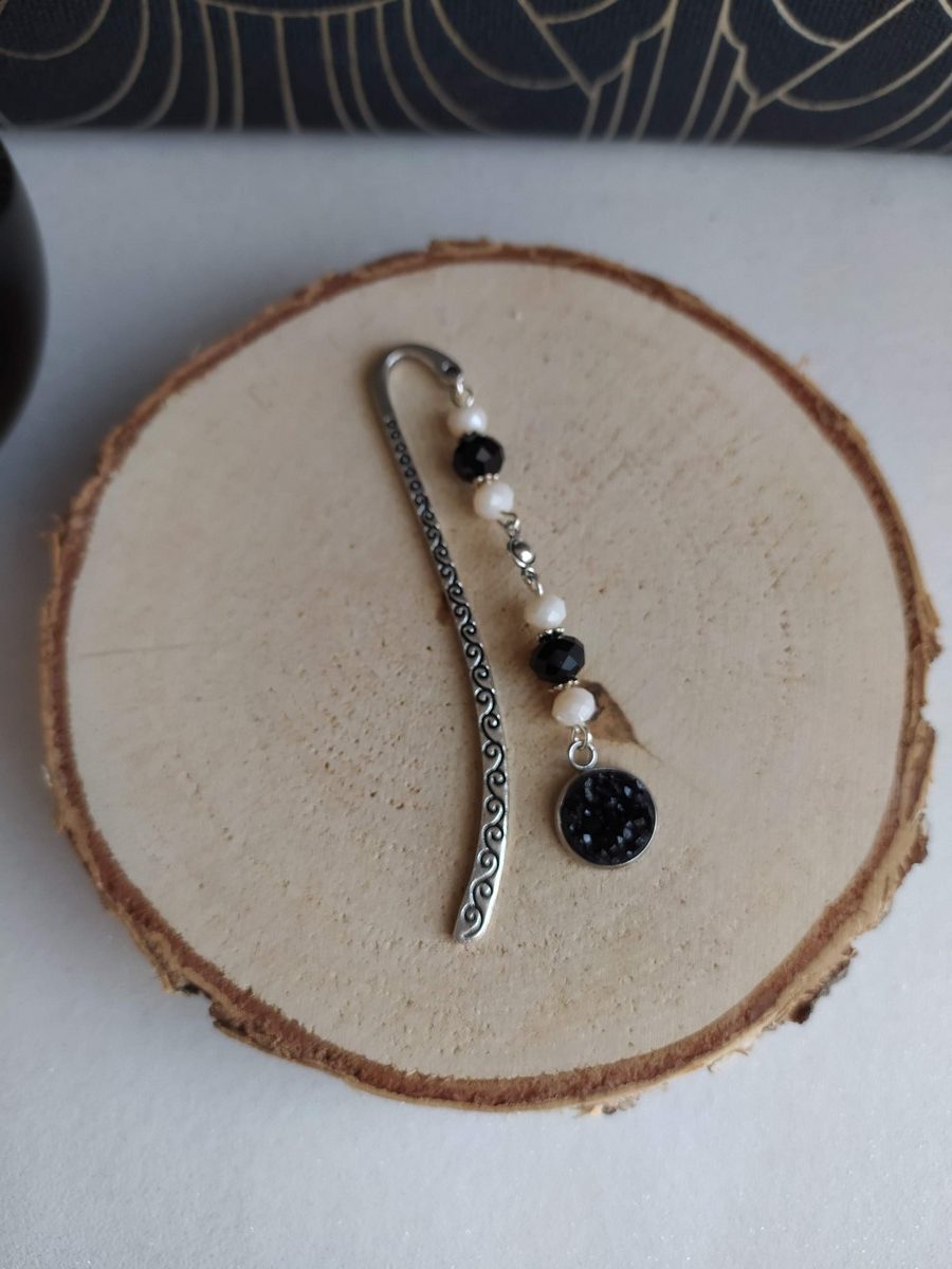 Marque page perle noir et écru avec cabochon noir 1 Marque page perle noir et écru avec cabochon noir 1