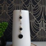 Marque page perle noir et écru avec cabochon noir 1