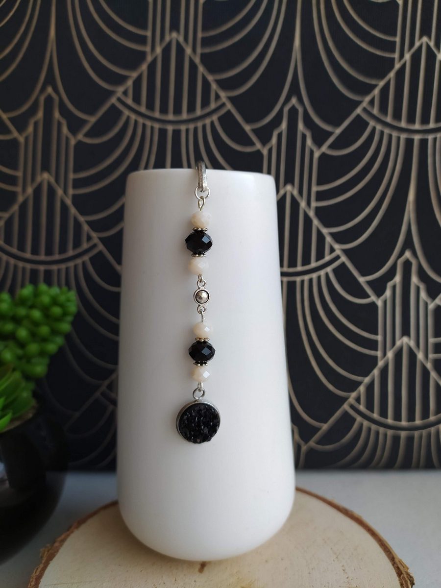 Marque page perle noir et écru avec cabochon noir 2 Marque page perle noir et écru avec cabochon noir 1
