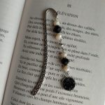 Marque page perle noir et écru avec cabochon noir 1