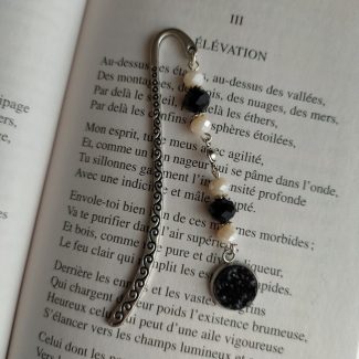 Marque page perle noir et écru avec cabochon noir 1