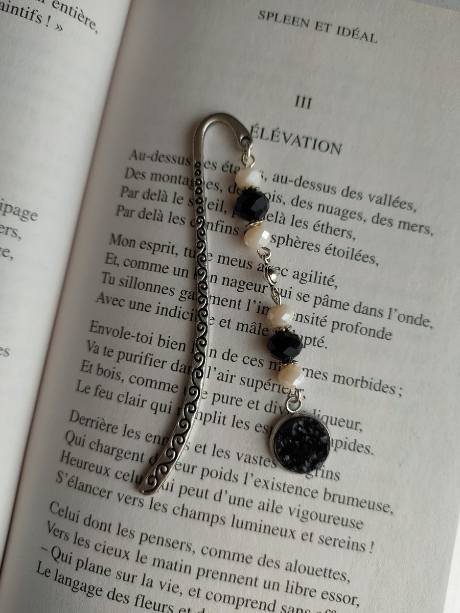 Marque page perle noir et écru avec cabochon noir Marque page perle noir et écru avec cabochon noir 1