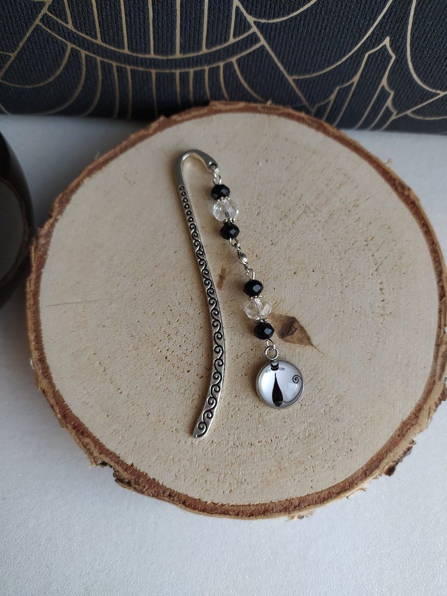 Marque page perle noir et transparentes avec cabochon chat 1 Marque Pages fait main en métal argenté avec des perles couleurs noir, transparente et un cabochon chat