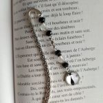 Marque Pages fait main en métal argenté avec des perles couleurs noir, transparente et un cabochon chat