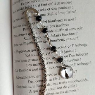 Marque Pages fait main en métal argenté avec des perles couleurs noir, transparente et un cabochon chat