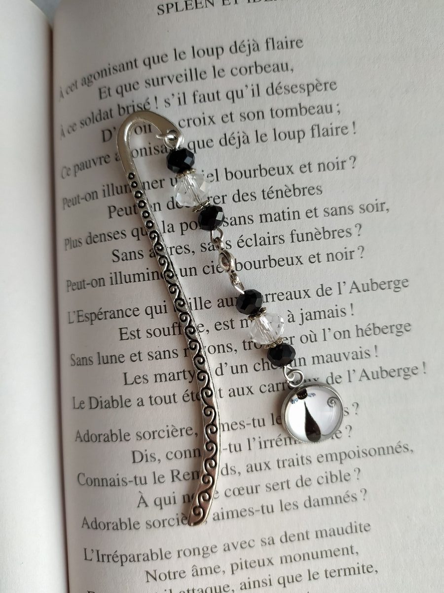 Marque Pages fait main en métal argenté avec des perles couleurs noir, transparente et un cabochon chat Marque Pages fait main en métal argenté avec des perles couleurs noir, transparente et un cabochon chat