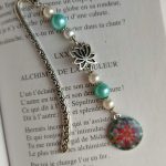 Marque page perle perle turquoise blanc breloque fleur de lotus