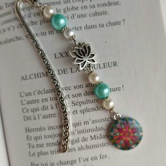 Marque page perle perle turquoise blanc breloque fleur de lotus