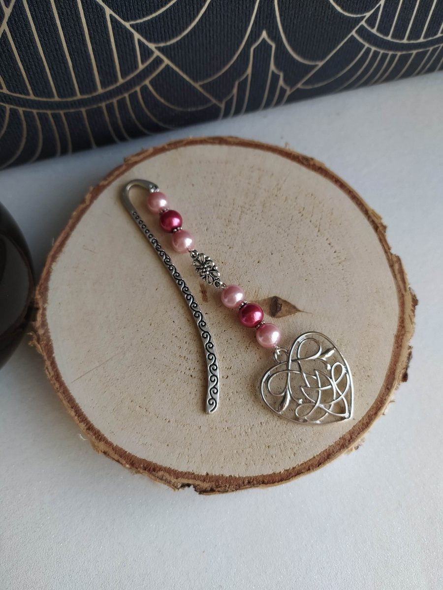 Marque page perles roses et breloque coeur Marque page perles roses et breloque coeur