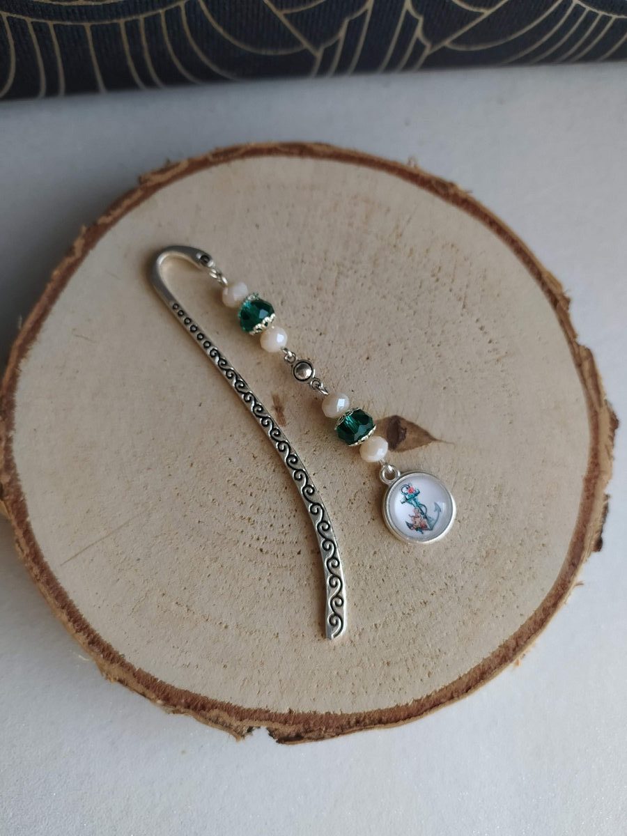 Marque page perles vert emeraude et écru cabochon Ancre (2)
