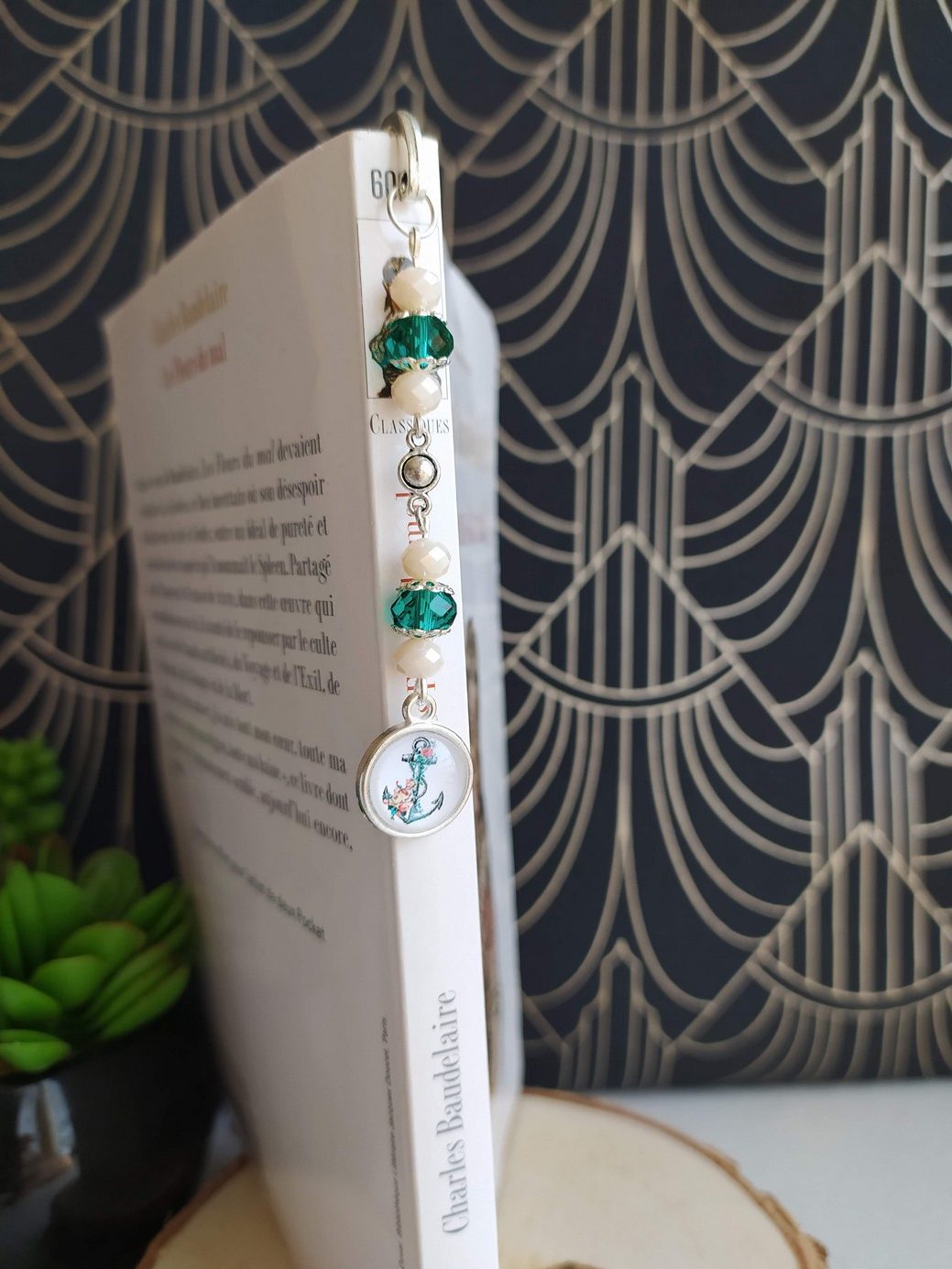 Marque page perles vert emeraude et écru cabochon ancre 4 Marque page perles vert emeraude et écru cabochon ancre 4
