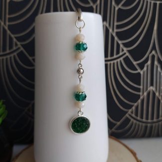 Marque page perles vert emeraude et écru cabochon emeraude 3