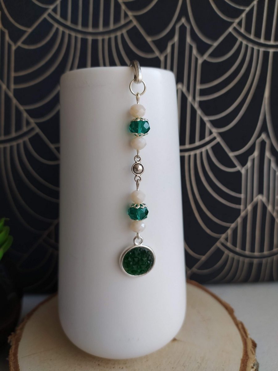 Marque page perles vert emeraude et écru cabochon emeraude 1 Marque page perles vert emeraude et écru cabochon emeraude 3
