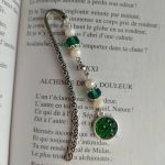 Marque page perles vert emeraude et écru cabochon emeraude 3