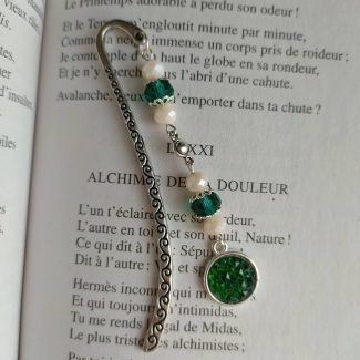 Marque page perles vert emeraude et écru cabochon emeraude 3