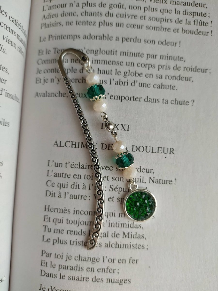 Marque page perles vert emeraude et écru cabochon emeraude 3 Marque page perles vert emeraude et écru cabochon emeraude 3