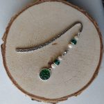 Marque page perles vert emeraude et écru cabochon emeraude 3