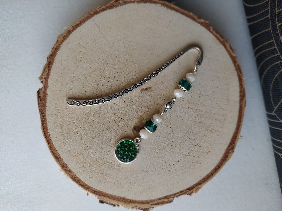 Marque page perles vert emeraude et écru cabochon emeraude Marque page perles vert emeraude et écru cabochon emeraude 3