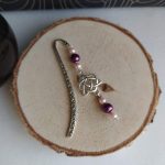 Marque page perles violette et breloque coeur entrelacé