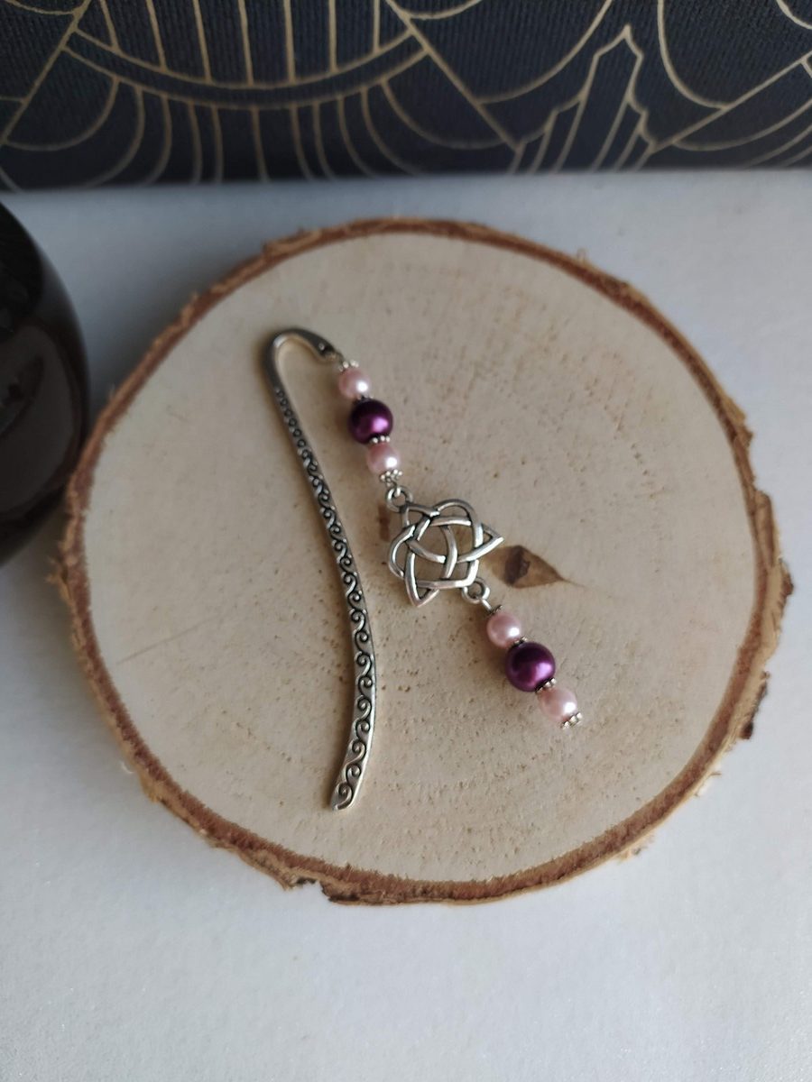 Marque page perles violette et breloque coeur entrelacé 2 Marque page perles violette et breloque coeur entrelacé