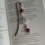 Marque page perles violette et breloque coeur entrelacé