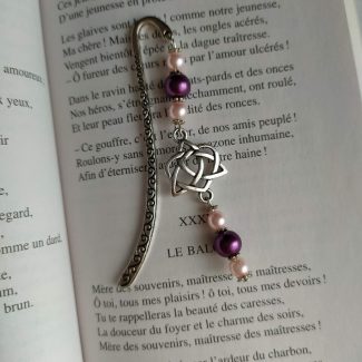 Marque page perles violette et breloque coeur entrelacé