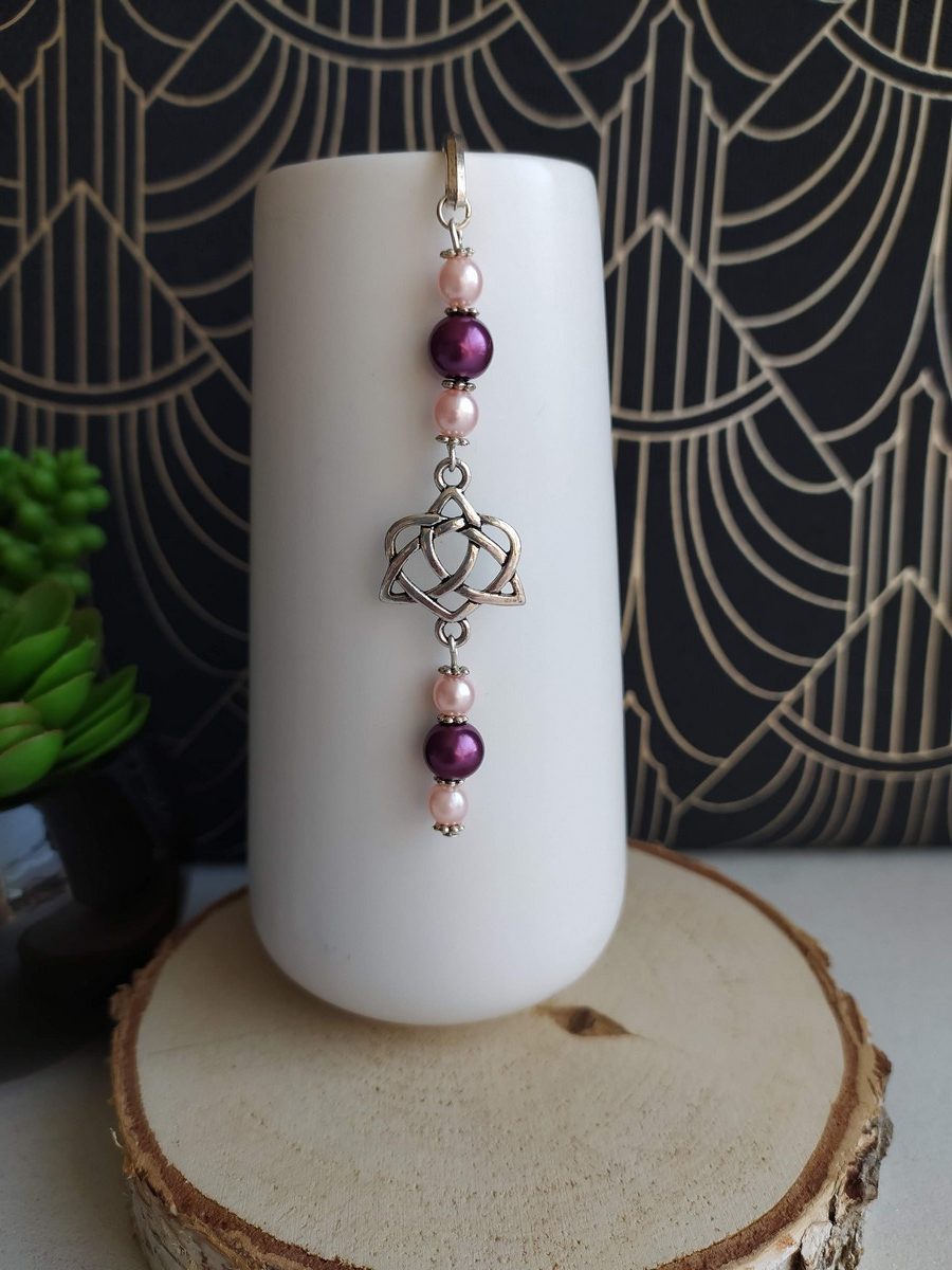 Marque page perles violette et breloque coeur entrelacé Marque page perles violette et breloque coeur entrelacé