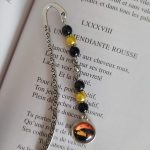 Marque page savane avec perles oranges et noires
