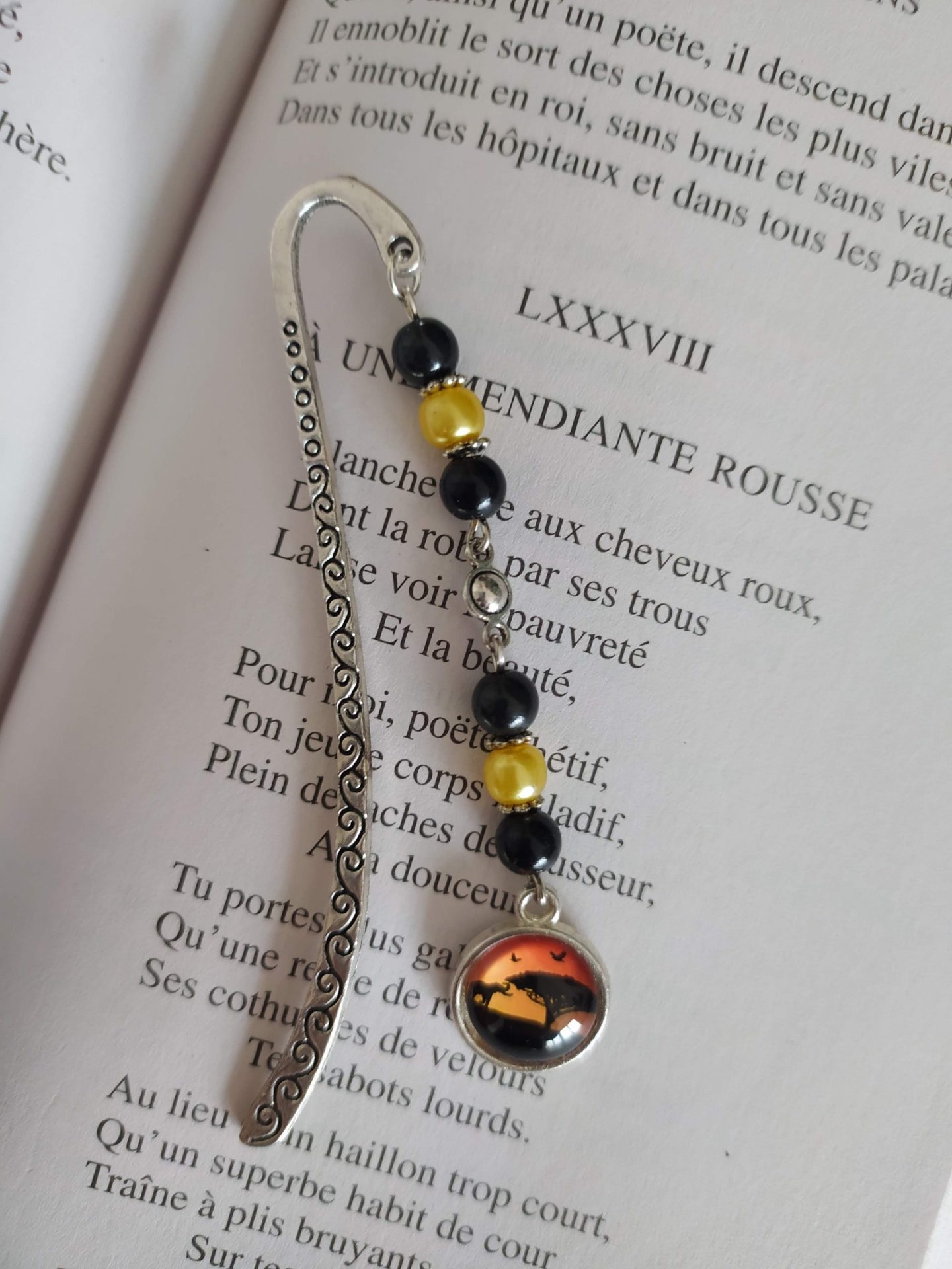 Marque page savane orange et noir 1 Marque page savane avec perles oranges et noires