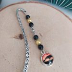 Marque page savane avec perles oranges et noires