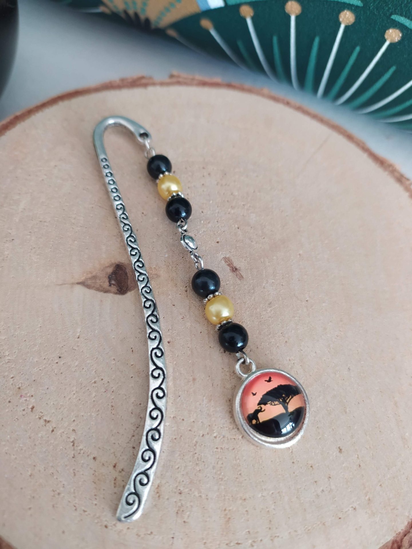 Marque page savane orange et noir2 Marque page savane avec perles oranges et noires