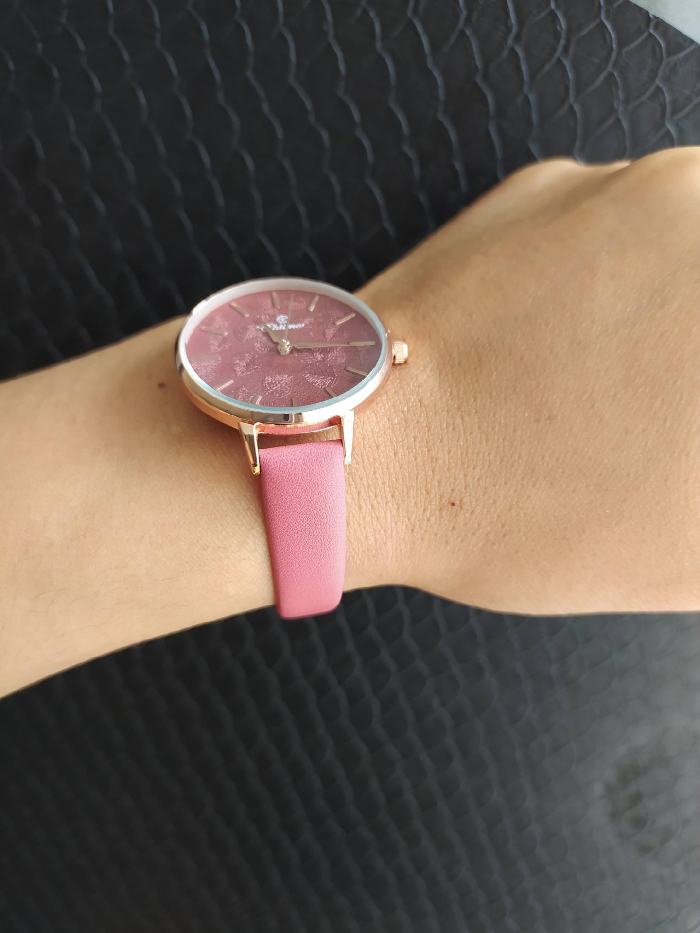 Montre-Rose-foncé-fleuri