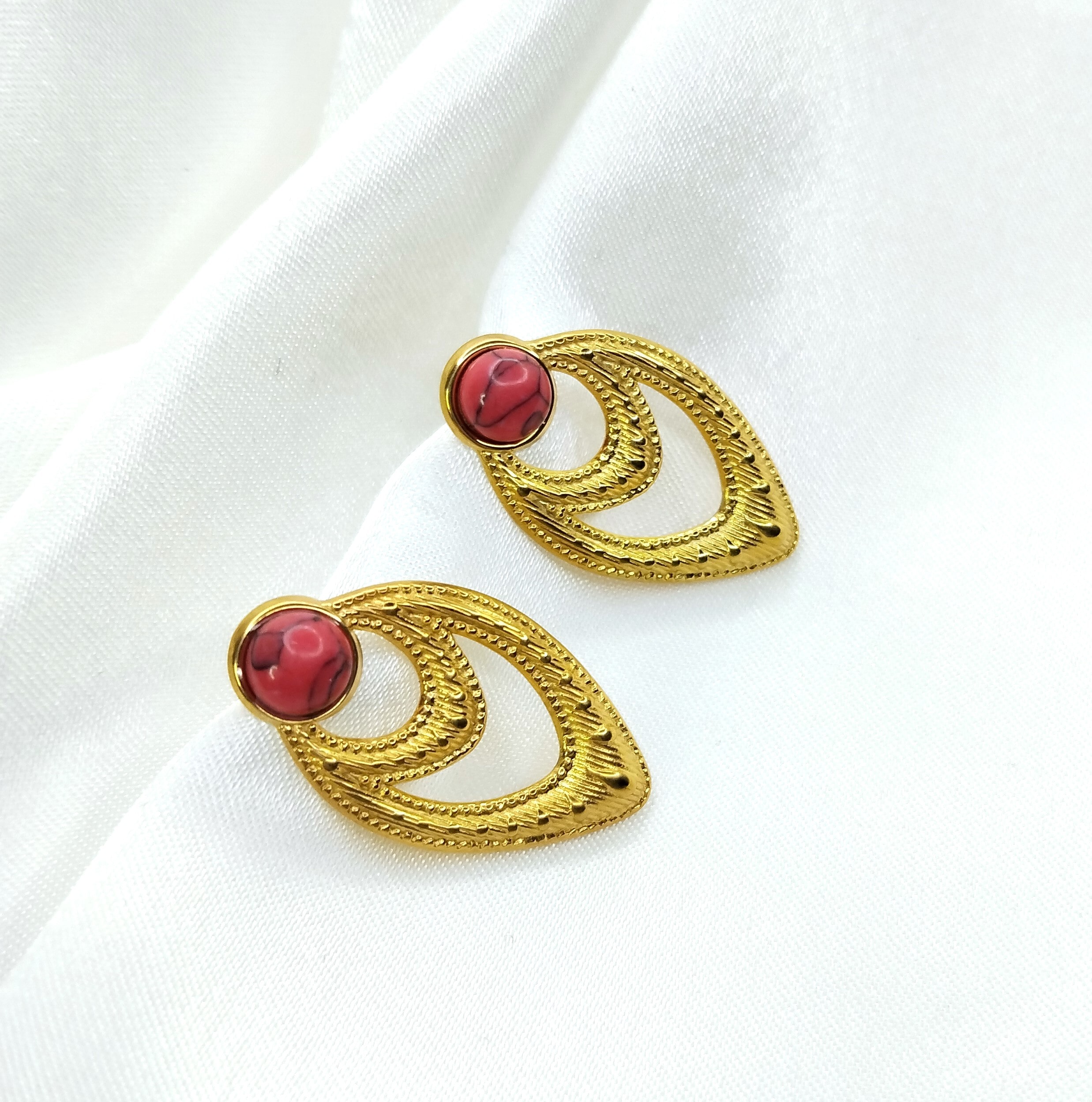 boucles d'oreilles Gota doré ornée d'une perle rouge