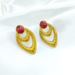 boucles d'oreilles Gota doré ornée d'une perle rouge