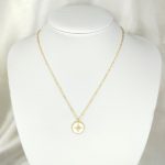 Collier doré en acier inoxydable avec un pendentif coloré orné d'une étoile doré au centre