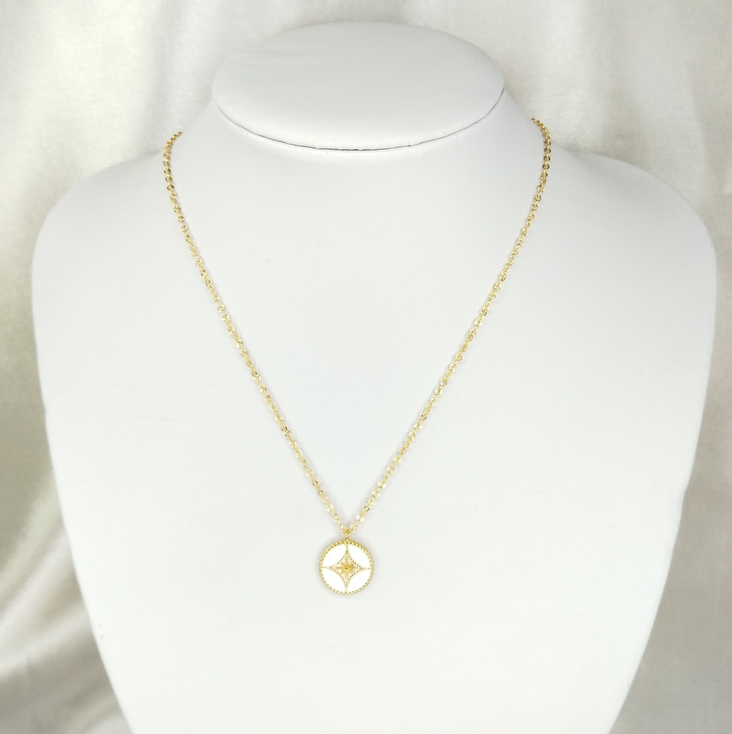 Collier doré en acier inoxydable avec un pendentif coloré orné d'une étoile doré au centre