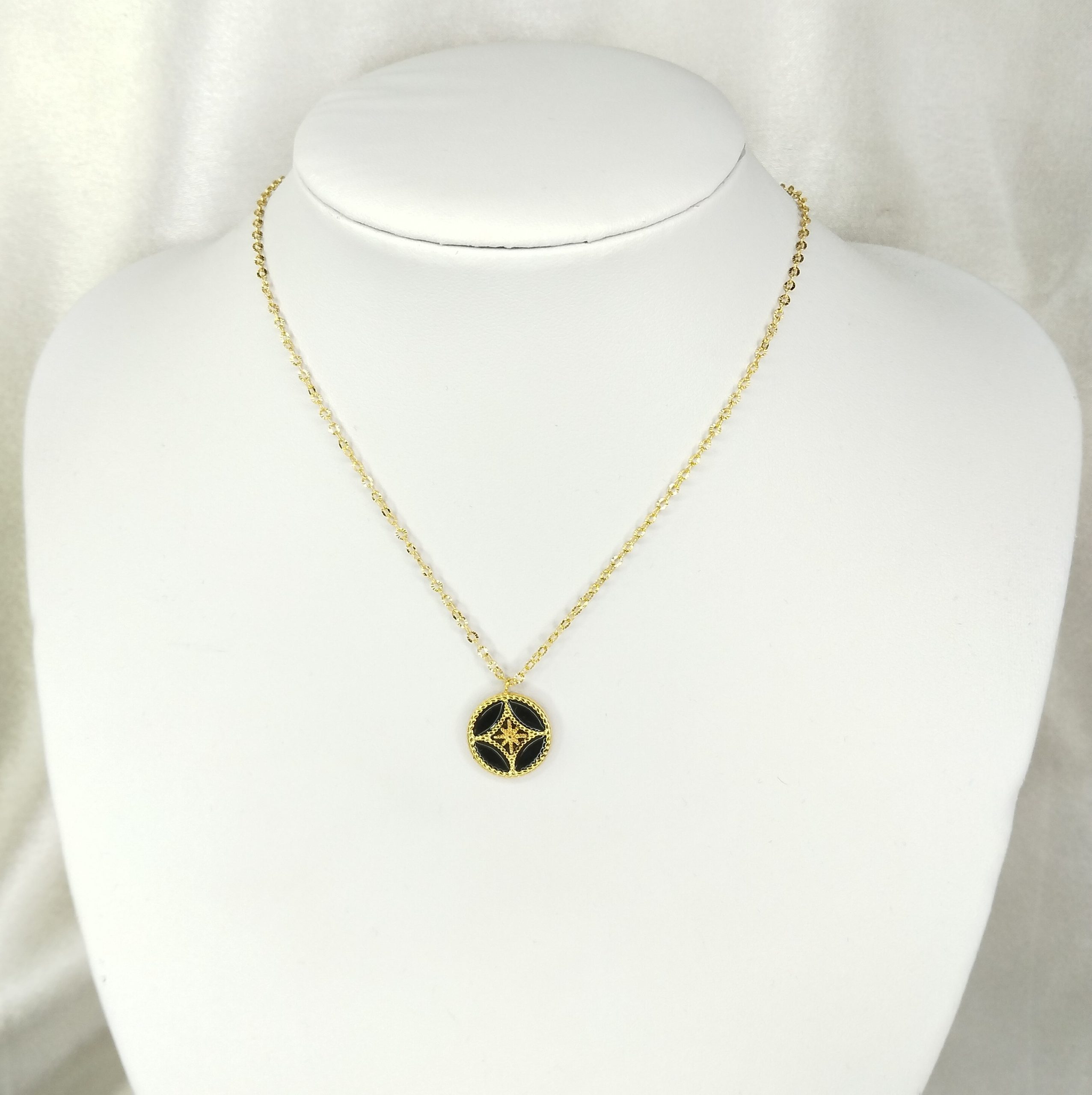 Collier doré en acier inoxydable avec un pendentif coloré orné d'une étoile doré au centre