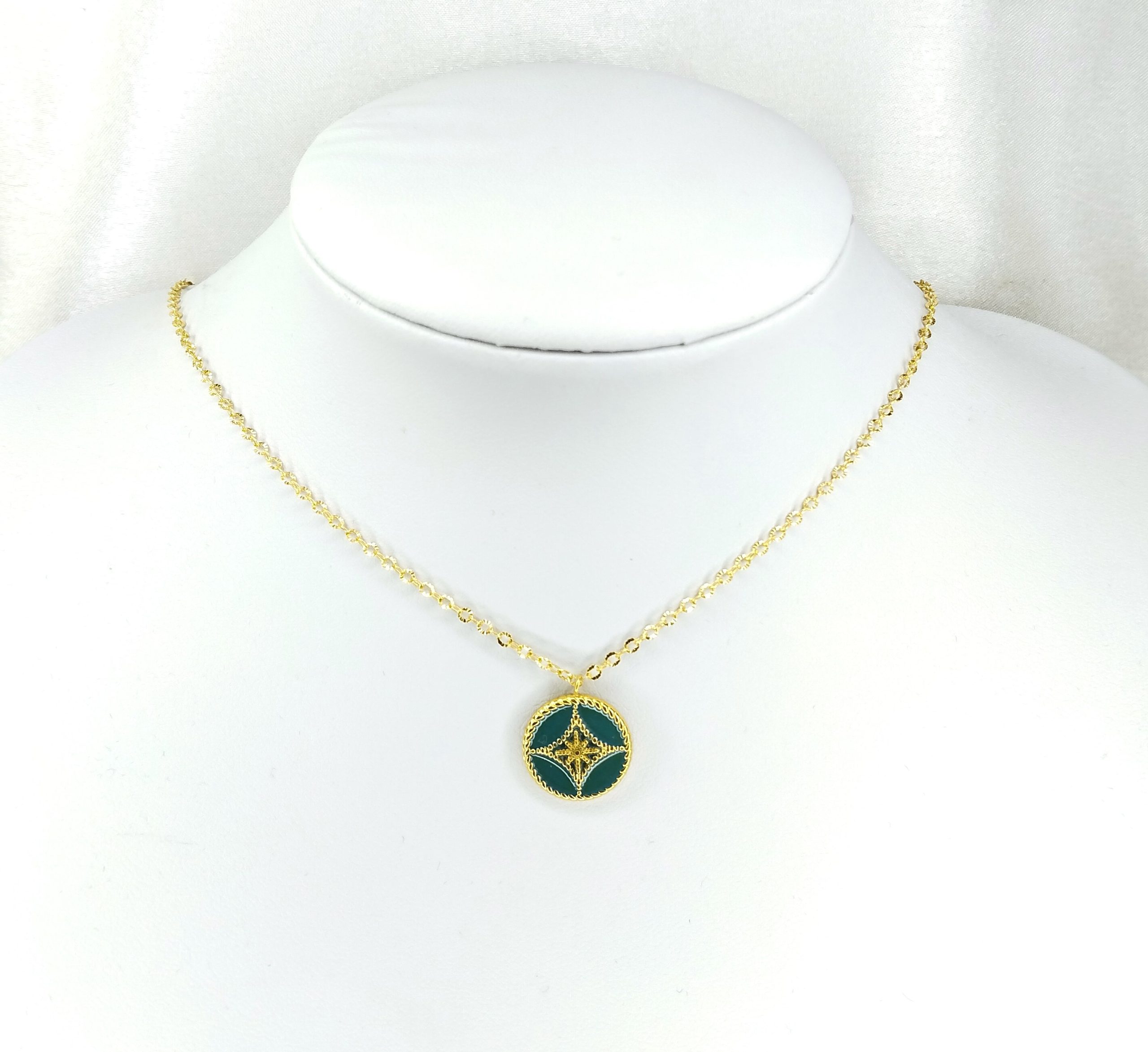 Collier doré en acier inoxydable avec un pendentif coloré orné d'une étoile doré au centre