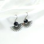 boucles d'oreilles soleil ornée d'une perle colorée