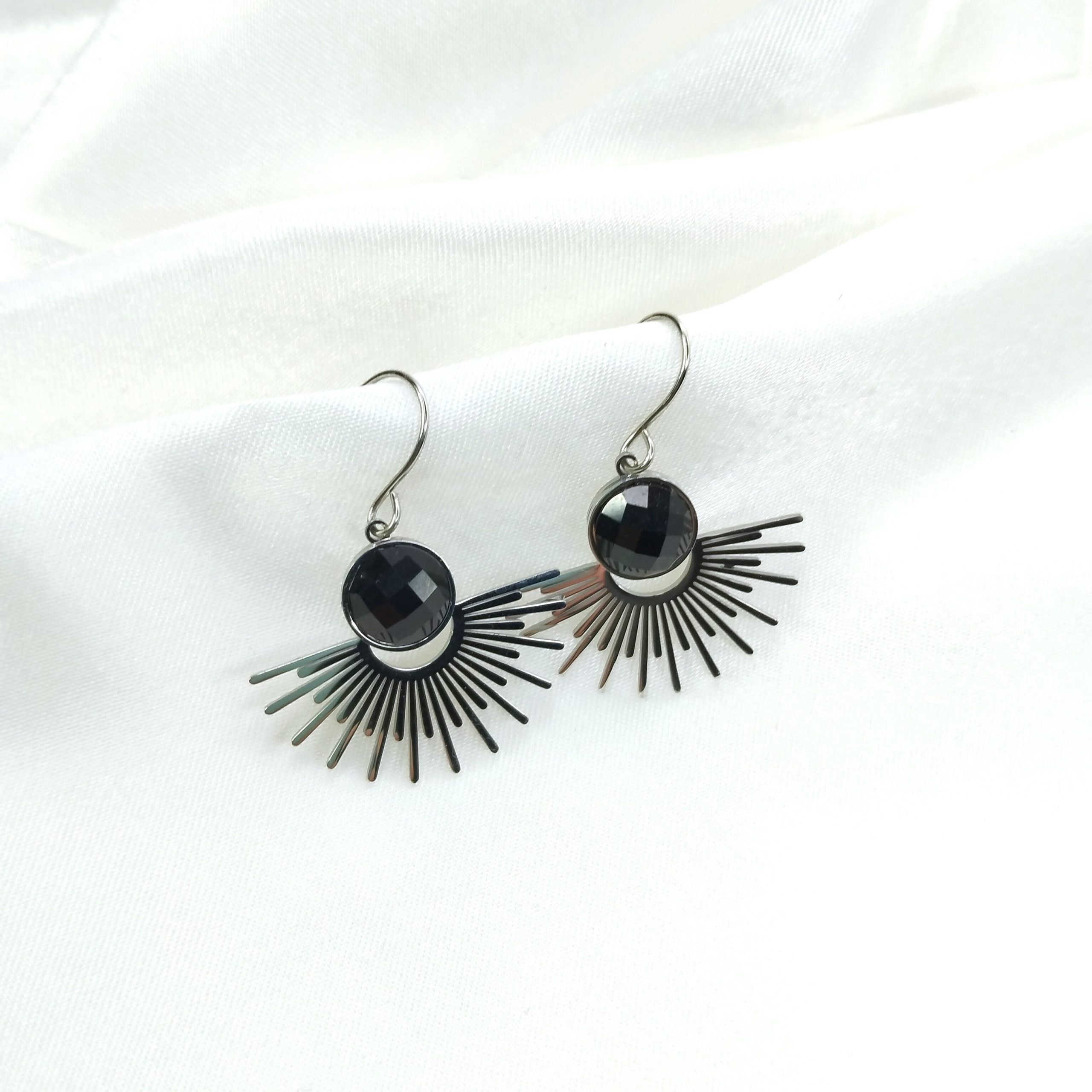 boucles d'oreilles soleil ornée d'une perle colorée